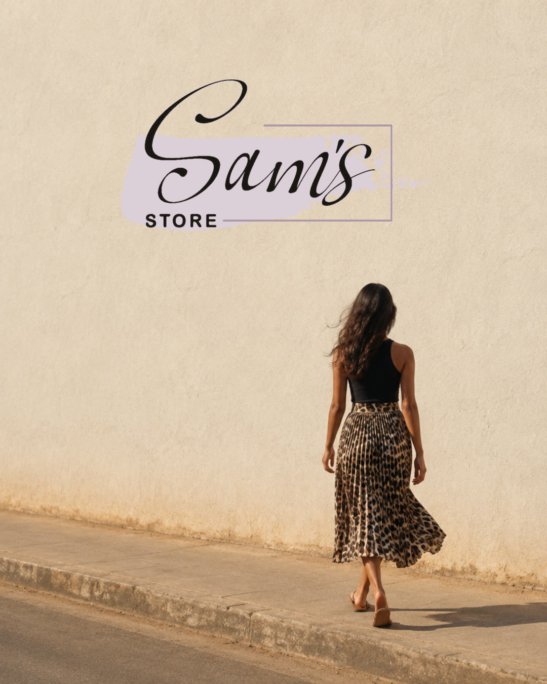 Portada de campaña: una mujer camina por una calle soleada con la falda plisada de leopardo, con el logotipo de Sam’s Store sobre la pared.